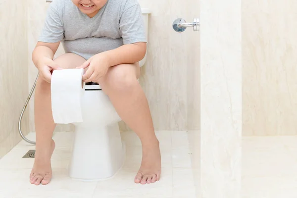 Niño Sentado Inodoro Sosteniendo Papel Higiénico Diarrea Estreñimiento Concepto Salud — Foto de Stock