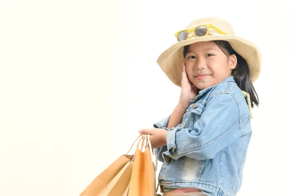 Schattig Klein Aziatisch Meisje Boodschappentassen Geïsoleerd Een Witte Achtergrond Houden — Stockfoto
