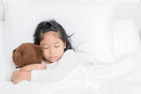 Hübsches Kleines Mädchen Umarmt Teddybär Während Hause Bett Schläft Draufsicht — Stockfoto