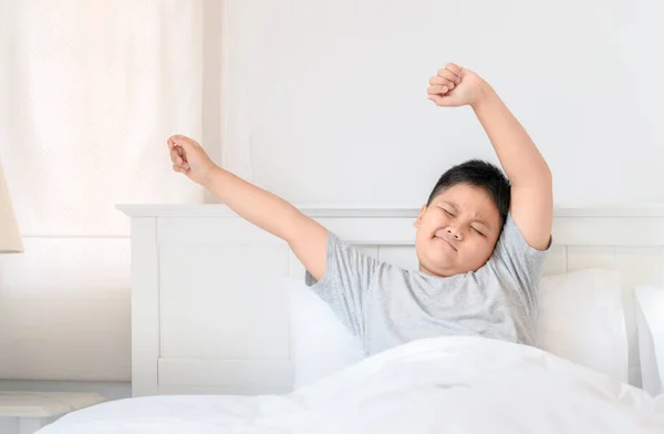 Obses Menino Gordo Pijama Está Sentado Cama Alongamento Bom Dia — Fotografia de Stock