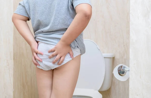 Kind Hat Durchfall Der Seinen Hintern Der Toilette Hält Durchfall — Stockfoto