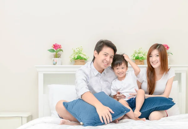 Азіатський Щасливу Родину Білим Ліжка Спальні Любов Турботою Концепції — стокове фото