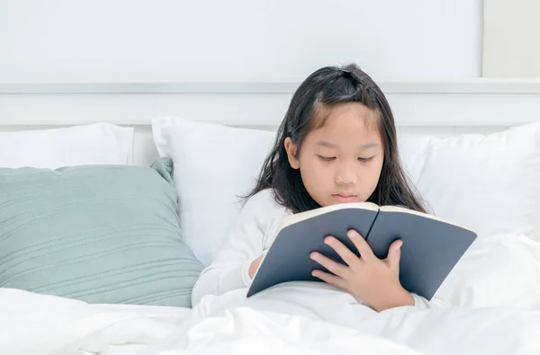 Liten Asiatisk Flicka Läsa Bok Sängen Sovrummet Utbildning Koncept — Stockfoto