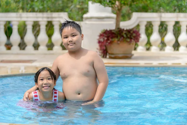 Gelukkig Broer Zus Spelen Het Zwembad Gezond Oefening Concept Zwemmen — Stockfoto