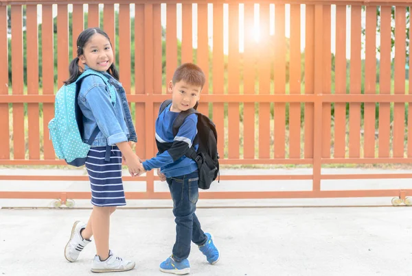 Αδελφή Και Αδελφός Του Ενιαίου Έτοιμο Πάει Στο Σχολείο Πίσω — Φωτογραφία Αρχείου