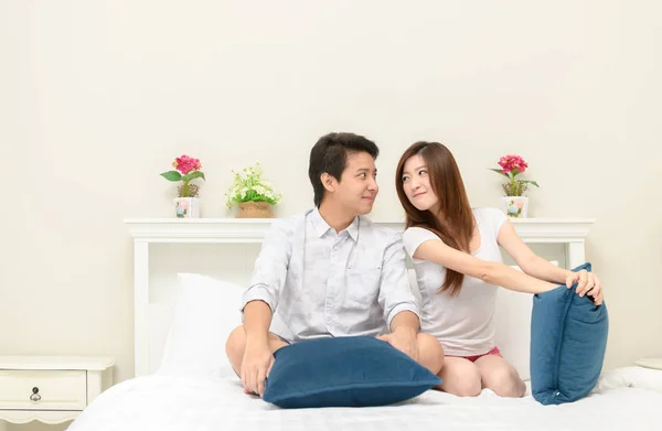 Mutlu Çiftler Gülümseme Evde Yatak Sevgi Romantik Kavramı Üzerinde Oturan — Stok fotoğraf