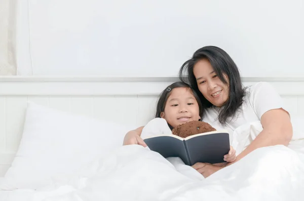 Madre Leyó Libro Con Hija Juntos Cama Concepto Educación — Foto de Stock