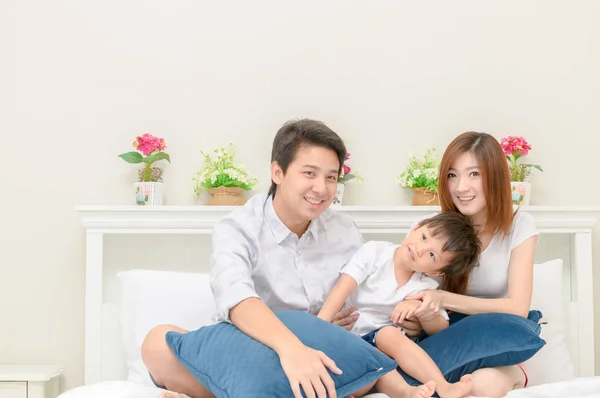 Asiática Feliz Familia Cama Blanca Dormitorio Amor Cuidado Concepto — Foto de Stock