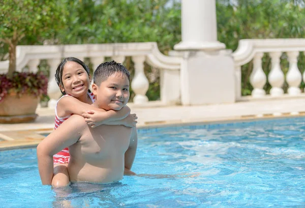 Glückliche Geschwister Spielen Schwimmbad Gesundes Und Bewegungsorientiertes Konzept — Stockfoto