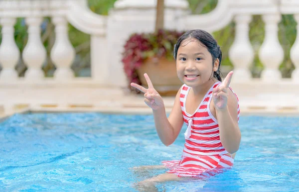 Leuke Aziatische Meisje Smile Het Zwembad Recreatie Vrije Tijd Concept — Stockfoto