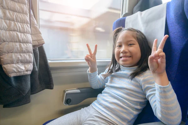Mała Dziewczynka Podróżny Uśmiech Siedzieć Pociągu Japonii Podróżować Pojęcie — Zdjęcie stockowe