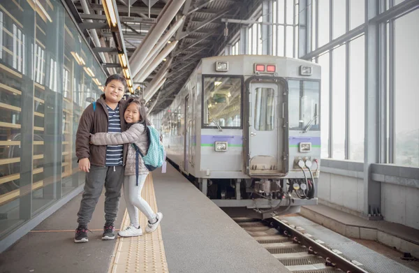 Feliz Niño Viajero Con Viejo Tren Japón Estación Concepto Viaje — Foto de Stock