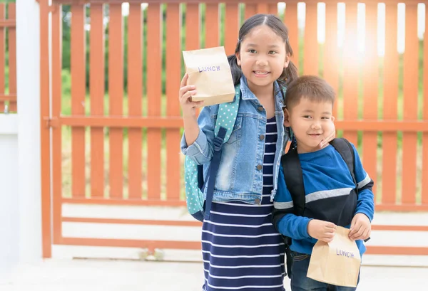 Lilla Studenter Håller Lunch Väska Innan Till Skolan Tillbaka Till — Stockfoto