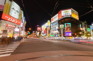 Sapporo, Hokkaido, Japonya - 8 Ekim 2018: Gece sahne Sapporo, Hokkaido, Japan.Susukino Susukino bölgesinde yer alan ticari binaların büyük kırmızı - ışık Japonya'da biridir.