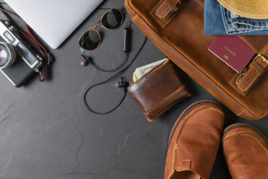 Aksesuarlar, seyahat planı, tatil, turizm - vintage iş çanta ve deri çizme Ayakkabı siyah taş zemin üzerine. Yat ve uzay kopyalayın