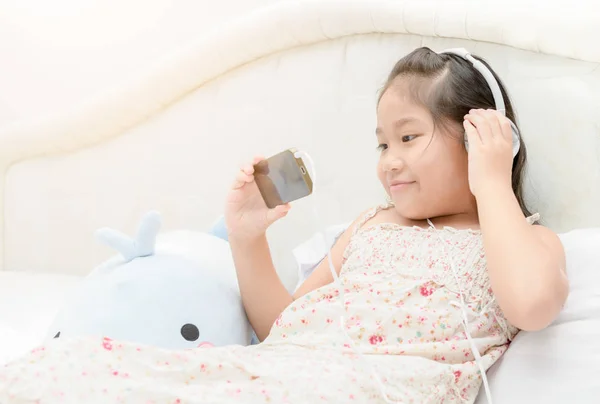 Niedliches Kleines Mädchen Mit Kopfhörern Schlafzimmer Mädchen Hören Musik Vom — Stockfoto