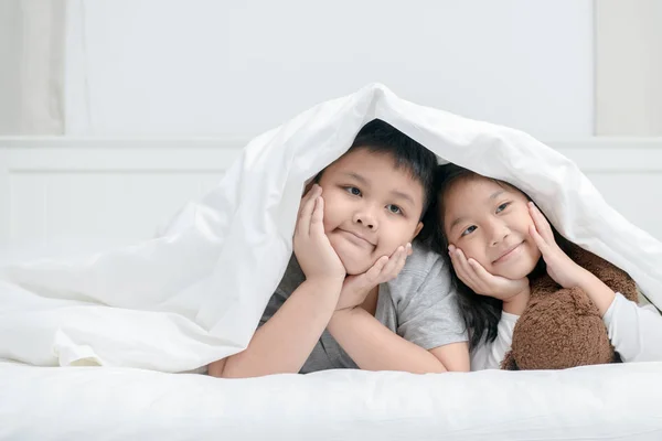 Dos Niños Hermanos Felices Acostados Debajo Manta Concepto Tiempo Feliz — Foto de Stock