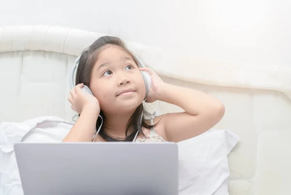 Nettes Mädchen Spielt Laptop Und Hört Musik Über Kopfhörer Bildungskonzept — Stockfoto