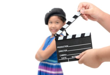 Küçük kız beyaz arka plan üzerinde sinema kavramı izole film clapper holding