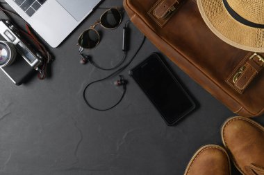 Seyahat planı, tatil, turizm - siyah taş zemin üzerine kamera smartphone ve vintage vintage iş çanta için aksesuarlar. üstten görünüm ve kopya alanı