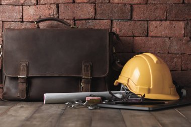 kask ve aracı ahşap tablo, mühendis veya mimar işgal kavramı ile Vintage deri çanta