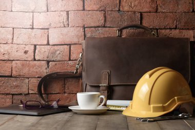 kask ve aracı ahşap tablo, mühendis veya mimar işgal kavramı ile Vintage deri çanta