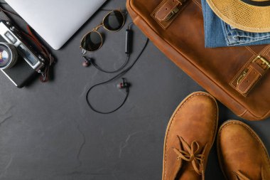 Aksesuarlar, seyahat planı, tatil, turizm - vintage iş çanta ve deri çizme Ayakkabı siyah taş zemin üzerine. Yat ve uzay kopyalayın