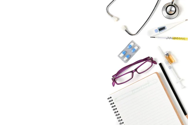 Cuaderno Blanco Con Estetoscopio Accesorios Para Médico Aislado Sobre Fondo — Foto de Stock