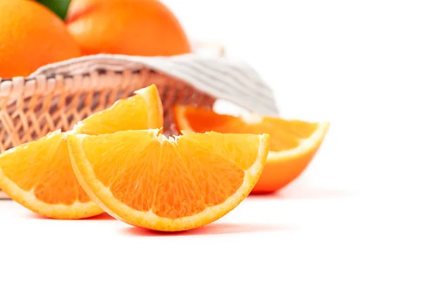 Нарезанный Свежий Апельсин Изолирован Белом Фоне — стоковое фото