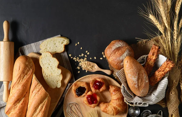 Домашний хлеб или булочка, круассан и пекарня — стоковое фото