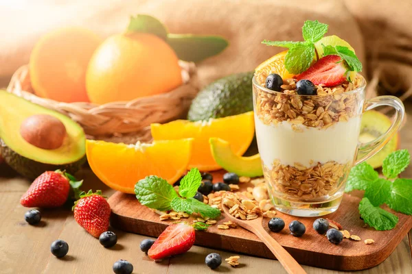 Müsli und Joghurt und Früchte im Glas — Stockfoto