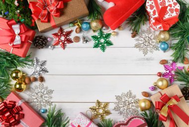 Noel hediye kutusu. Beyaz ahşap masa süslemeleri ile Noel hediyeleri. Düz kopya alanı ile yatıyordu.