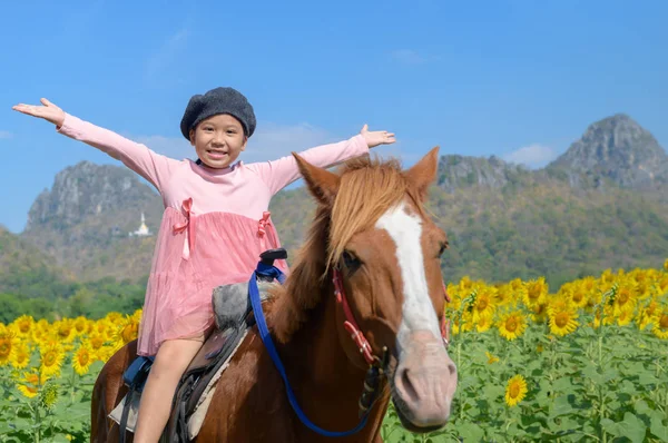 Glückliches Nettes Mädchen Reitet Pferd Sonnenblumenfeld Blauen Himmel Lop Buri — Stockfoto