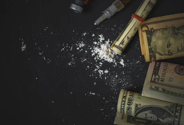 Billetes Dólar Heroína Con Jeringa Inyectable Sobre Fondo Oscuro Enfoque —  Fotos de Stock