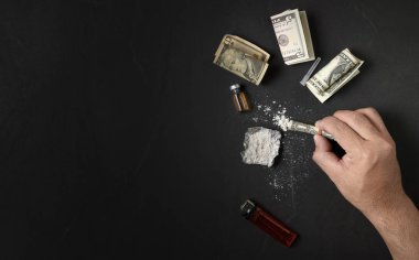 Elini adam doları koyu zemin zemin üzerine gizli eroin dökün. Tehlikeli ve yasadışı kavramı