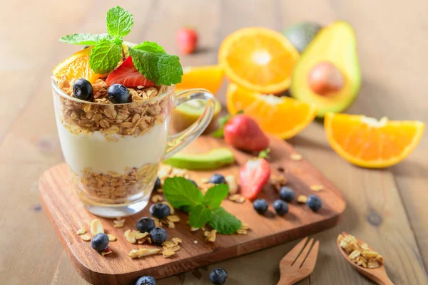 Müsli Und Joghurt Und Früchte Glas Auf Holztisch Gesundes Ernährungskonzept — Stockfoto
