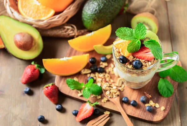 Müsli Und Joghurt Und Früchte Glas Auf Holztisch Gesundes Ernährungskonzept — Stockfoto
