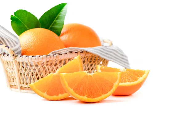 Нарезанный Свежий Апельсин Изолирован Белом Фоне — стоковое фото