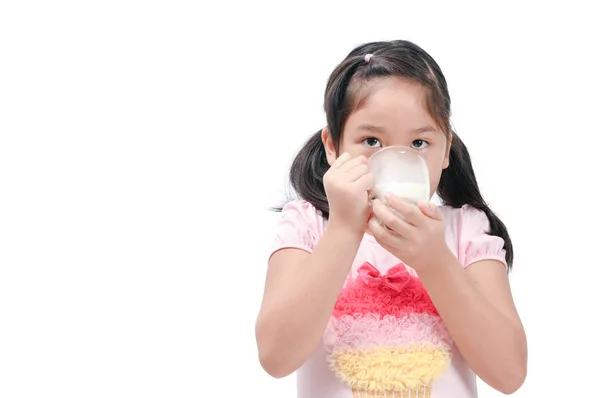 Cute Asian Dívka Pít Čerstvé Mléko Izolovaných Bílém Pozadí Růst — Stock fotografie