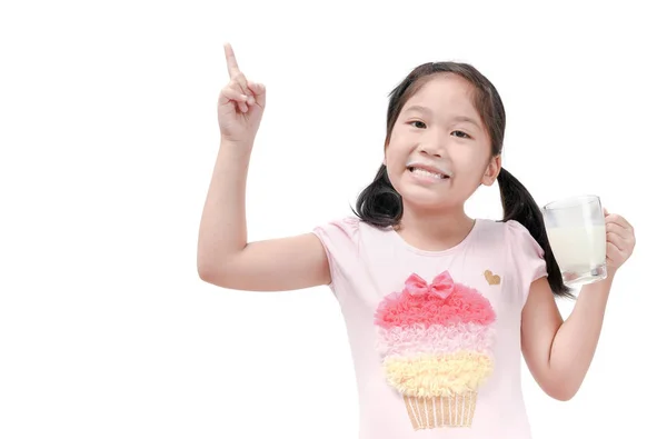Cute Asian Dívka Pití Čerstvé Mléko Izolované Bílém Pozadí Zdravé — Stock fotografie