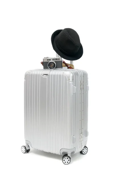 铝旅行手提箱与老式相机和黑色帽子隔离在白色背景 旅行概念 — 图库照片
