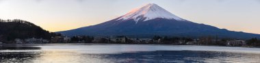 Fuji Dağı'nda göl Kawaguchiko Panorama manzara. İkonik ve sembolik dağ Japonya. Doğal gündoğumu Fujisan sabah saat, Kawaguchiko, Yamanashi, Japan