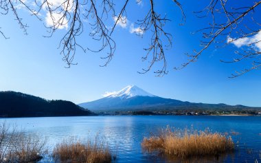 Peyzaj göl Kawaguchiko, Fuji Dağı. İkonik ve sembolik dağ Japonya. Doğal gündoğumu Fujisan sabah saat, Kawaguchiko, Yamanashi, Japan