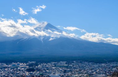 Fuji Dağı'nda bulutlu gökyüzü, Japonya Simgesel Yapı ile Fujiyoshida şehir