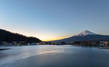 Peyzaj göl Kawaguchiko, Fuji Dağı. İkonik ve sembolik dağ Japonya. Doğal gündoğumu Fujisan sabah saat, Kawaguchiko, Yamanashi, Japan