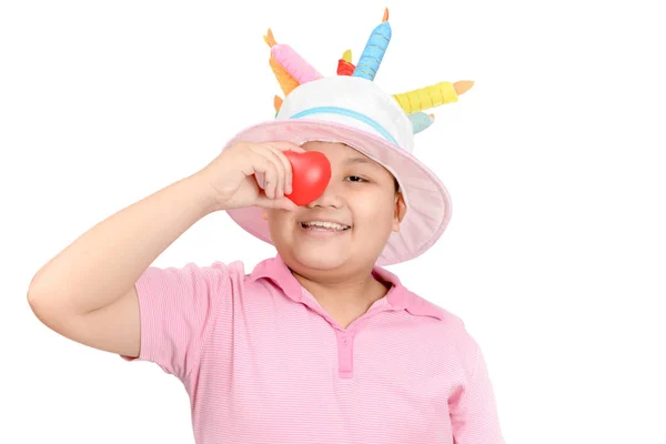 Симпатичный Азиатский Мальчик Играть Маленькое Красное Сердце Изолированы Белом Фоне — стоковое фото