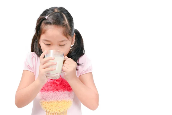 Bonito Ásia Menina Beber Fresco Leite Isolado Branco Fundo Crescimento — Fotografia de Stock