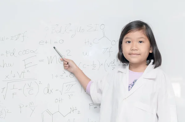 Kleines Asiatisches Wissenschaftlermädchen Zeigt Auf Whiteboard Mit Wissenschaftlicher Gleichung Wissenschafts — Stockfoto