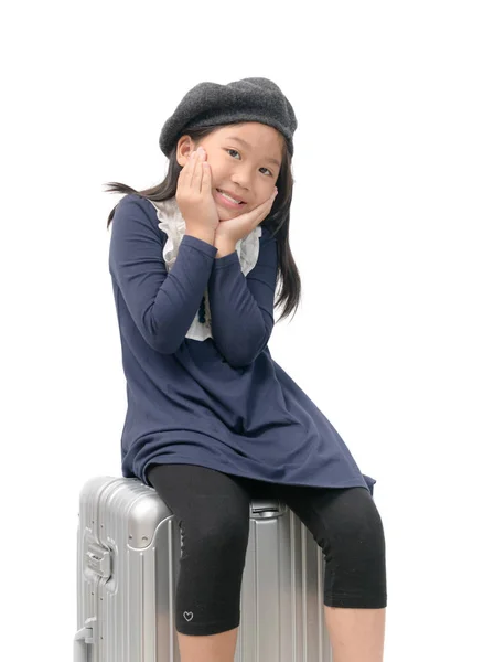 Gelukkig Aziatisch Meisje Zitten Bagage Geïsoleerd Een Witte Achtergrond Reizen — Stockfoto