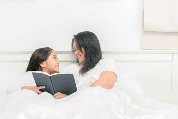 Madre Leyó Libro Con Hija Juntos Cama Concepto Educación — Foto de Stock